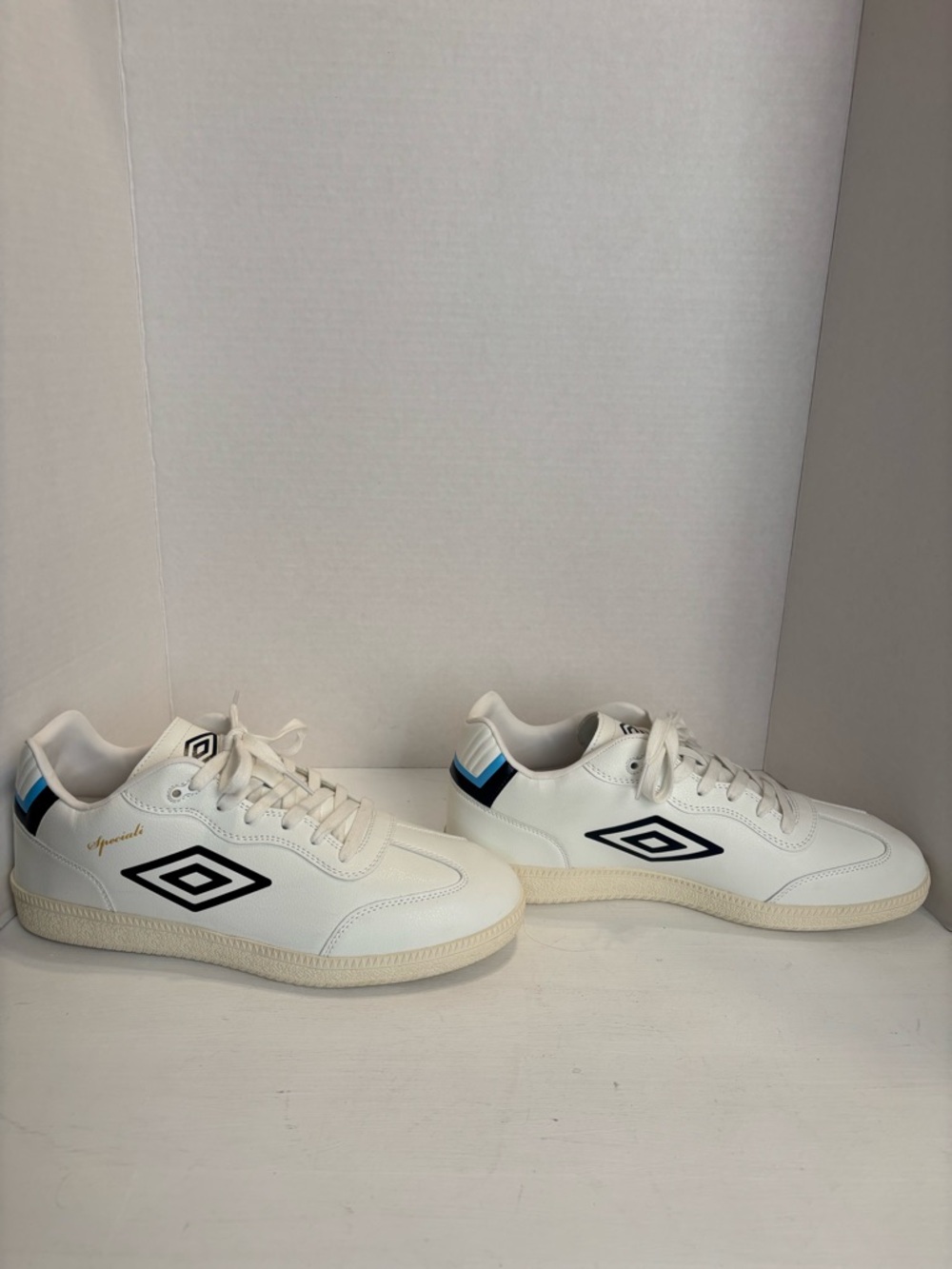 NEW Umbro Broughton III White & Navy Blue Sneakers Size 11.5 - brand new